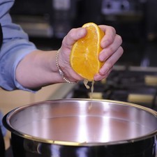 Agregar el jugo de la naranja, el jugo de limón. S 16460 1475609528