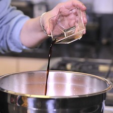 Agregar la salsa de soya y la sal de grano. Revolver bien con la ayuda de la pala para integrar todos los ingredientes. S 16461 1475609523