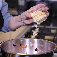 Agregar las almendras fileteadas y dejar marinar durante 10 minutos en el refrigerador. S 16462 1475609523