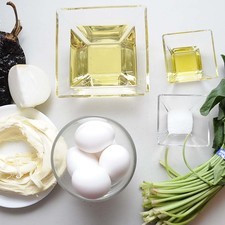 Ingredientes para receta 4 piezas de chile ancho 250 gramos de queso oaxaca 1 manojo de espinaca 1 cucharada de aceite de oliva 5 piezas de huevo sal al gusto aceite vegetal comestible al gusto 1/4 pieza de cebolla blanca