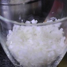 Picar las hojas de espinaca en trozos y la cebolla finamente.