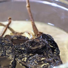 Remojar los chiles anchos en un tazón con suficiente agua caliente para suavizarlos durante 5 minutos, escurrir.