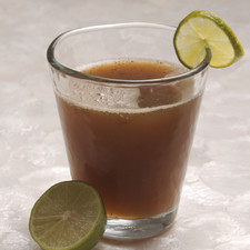 Servir sobre hielo y decorar con una rebanada de limón en cada vaso.