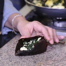 Rellenar cada chile con la mezcla de queso.
