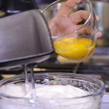 Batir las claras a punto de turrón en un tazón durante 5 minutos hasta que se tornen blancas, espesas y esponjadas. Agregar las yemas y continuar batiendo hasta integrar.