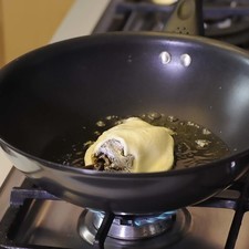 Freírlos en el sartén con aceite bien caliente uno o dos a la vez.