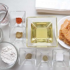 Ingredientes para receta 500 gramos de carne molida de pollo 1/2 taza de harina de trigo 1/2 taza de harina para hotcakes 1/2 taza de agua 1 cucharita de sal 1/4 cucharita de ajo molido 1/4 cucharita de tomillo molido 1/4 cucharita de pimienta negra molida 1/4 cucharita de comino en polvo 1/4 cucharita de paprika aceite vegetal comestible al gusto servilletas de papel al gusto