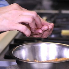 Formar bolitas pequeñas con la carne molida de pollo y colocar en un plato hasta terminar con toda la carne.