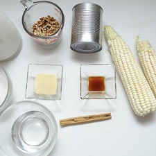 Ingredientes para receta 4 cucharadas de grenetina natural 2/3 taza de agua 2 piezas de elote 1 litro de leche de vaca 1 lata de leche evaporada 1 rama de canela entera 1/2 taza de nuez picada 2 cucharitas de esencia de vainilla 3/4 taza de azúcar blanca