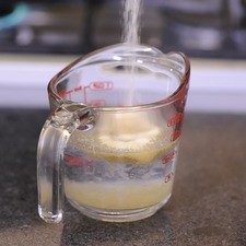 Para hidratar la grenetina, espolvorear la grenetina en forma de lluvia sobre los 2/3 de taza de agua. Dejar reposar 5 minutos hasta que se solidifique.