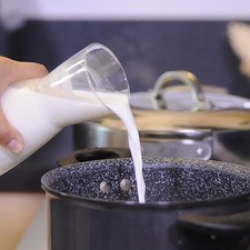 Agregar la leche y la vainilla. Mezclar.
