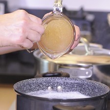 Agregar la grenetina previamente hidratada. Mezclar nuevamente para que se disuelva.