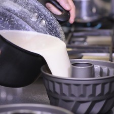 Dejar enfriar un poco y verter en un molde o moldes individuales. Refrigerar hasta que cuaje.