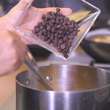 agregar el chocolate, dejar que se empieza a derretir