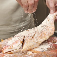 Secar los pescados con una toalla absorbente y espolvorear con harina. Sacudir el exceso.