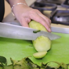 Pelar y picar el pepino