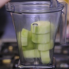 Para preparar el frappé de pepino, colocar el pepino en el vaso de la licuadora y moler unos minutos.