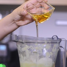Apagar y añadir 2 ½ tazas de hielo, el jugo de un limón, miel de agave y volver a moler hasta obtener la consistencia de frapé.