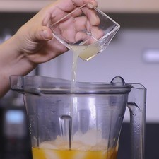 Añadir 2 ½ tazas de hielo, el jugo de un limón, miel de agave y volver a moler hasta obtener la consistencia de frapé