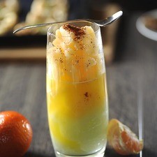 Para servir colocar en el fondo del vaso un poco del frapé de pepino y encima un poco del frapé de mandarina decorar con un poquito de Tajín.