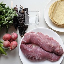Ingredientes para receta 500 gramos de pulpa de cerdo 3 piezas de chile ancho 2 piezas de chile guajillo 1 pieza de chile pasilla 1 diente de ajo sal al gusto 12 piezas de tortilla de maíz Ingredientes para acompañar 1/2 manojo de berros 5 piezas de rábano 1/4 pieza de cebolla blanca