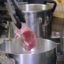 Cocer la carne en una olla honda con un poco de agua y sal. Dejar cocer durante 25 minutos o hasta que esté cocida.