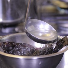 Remojar los chiles, en un poco de caldo en el que se coció la carne.