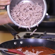 Agregar la carne deshebrada, rectificar sazón.
