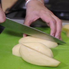 Cortar las papas en 4 partes y cada cuarto en gajo, hasta terminar con todas.