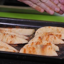 Espolvorear paprika, sal, pimienta y orégano.