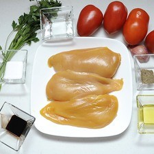 Ingredientes para receta 3 cucharadas de aceite de oliva 1 cucharada de vinagre balsámico 1 diente de ajo 3 piezas de milanesa de pollo sal al gusto pimienta negra molida al gusto 3 ramas de perejil Ingredientes para salsa de jitomate 4 piezas de jitomate 1/4 taza de agua 1 pieza de echalote sal al gusto pimienta negra molida al gusto 1 cucharada de aceite de oliva