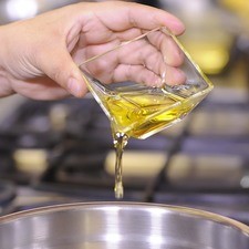 Colocar en un tazón el aceite de oliva, perejil picado, ajo picado.
