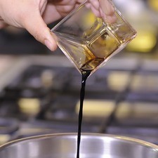 Añadir vinagre balsámico sal y pimienta. Revolver bien con el batidor de globo para integrar los ingredientes.