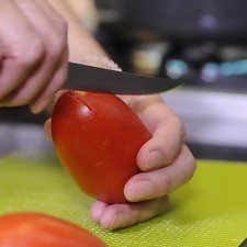 Para preparar la salsa, hacer una incisión en forma de cruz en la base de los jitomates para cortar solamente la piel.