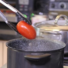 Poner suficiente agua a hervir a fuego alto en una olla honda y grande, agregar los jitomates, cocer 30 segundos.