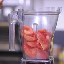 Colocar la pulpa de jitomate en el vaso de la licuadora y moler cuidando que no quede molida completamente.