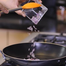 Calentar el aceite y sofreír el chalote un par de minutos.