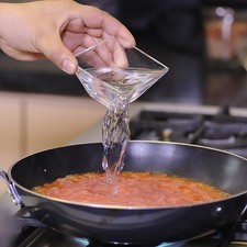 Añadir el jitomate molido y el agua, sazonar con pimienta y sal. Continuar cociendo unos minutos más.
