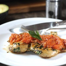 Servir la milanesa de pollo bañada con la salsa de jitomate.