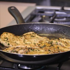 Calentar la parrilla o sartén a fuego alto y cuando esté bien caliente, colocar las milanesas y dejar cocer un par de minutos por cada lado.