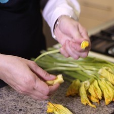 Remover los sépalos de las flores de calabaza y descartarlos. Quitar el tallo y el pistilo, y conservar la corola.