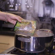 Hervir agua en una olla, agregar la pasta y un poco de sal y dejar cocer entre 8 y 10 minutos, hasta que esté al dente. Escurrir y reservar.