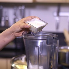 Colocar en el vaso de la licuadora la crema, el yogurt.