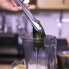 Agregar los chiles poblanos desvenados, pimienta y sal. Licuar hasta tener una mezcla homogénea.