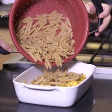 Agregar la pasta escurrida.