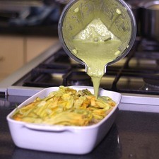 Agregar el resto de las flores y la salsa de chile poblano.