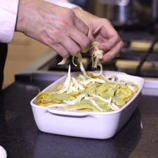 Agregar el queso Oaxaca deshebrado sobre la pasta. Meter a hornear a 300°F, 150°C durante 5 minutos o hasta que gratine el queso.