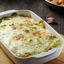Servir caliente decorado con una rajitas de chile poblano