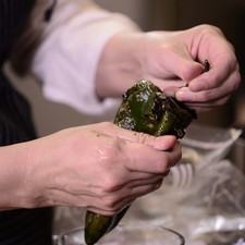 Retirar la piel quemada del chile con la mano mojada, enjuagándola cada vez que sea necesario.