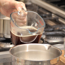 Verter la grenetina hidratada dentro de un tazón, agregar solamente 1 y media tazas del café y mezclar bien. Untar cada moldecito con un poco de aceite vegetal. Servir la mezcla de café con gelatina y refrigerar al menos dos horas.